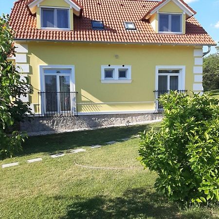 Kondics Apartmanház Sárvár Exterior foto