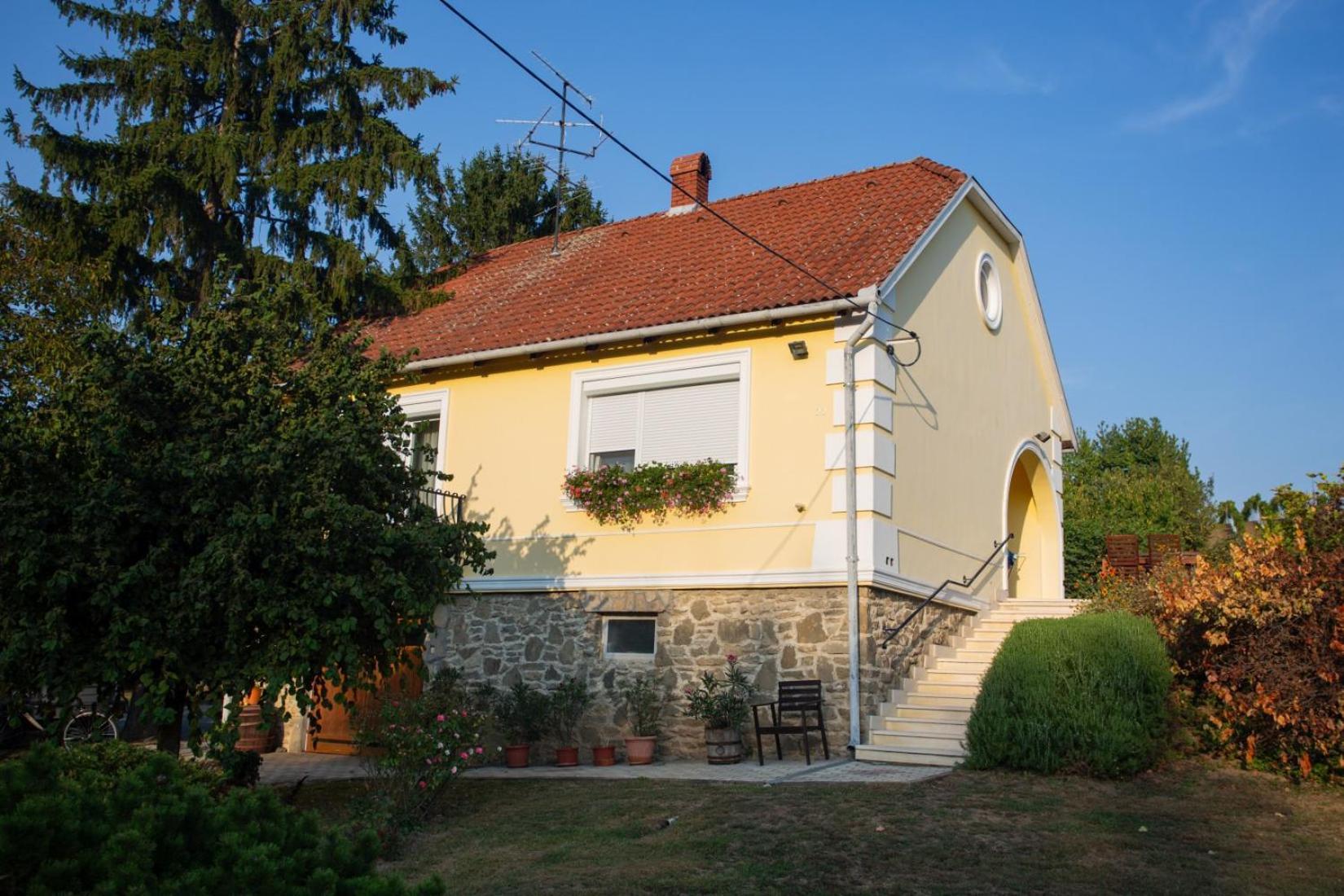 Kondics Apartmanház Sárvár Exterior foto