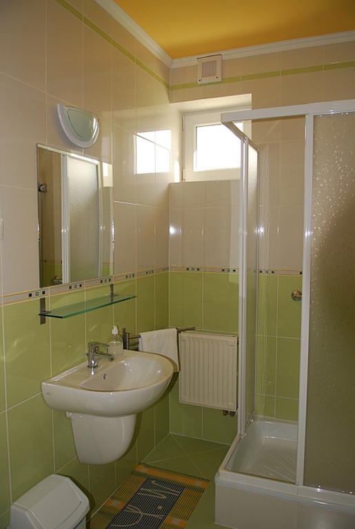 Kondics Apartmanház Sárvár Quarto foto